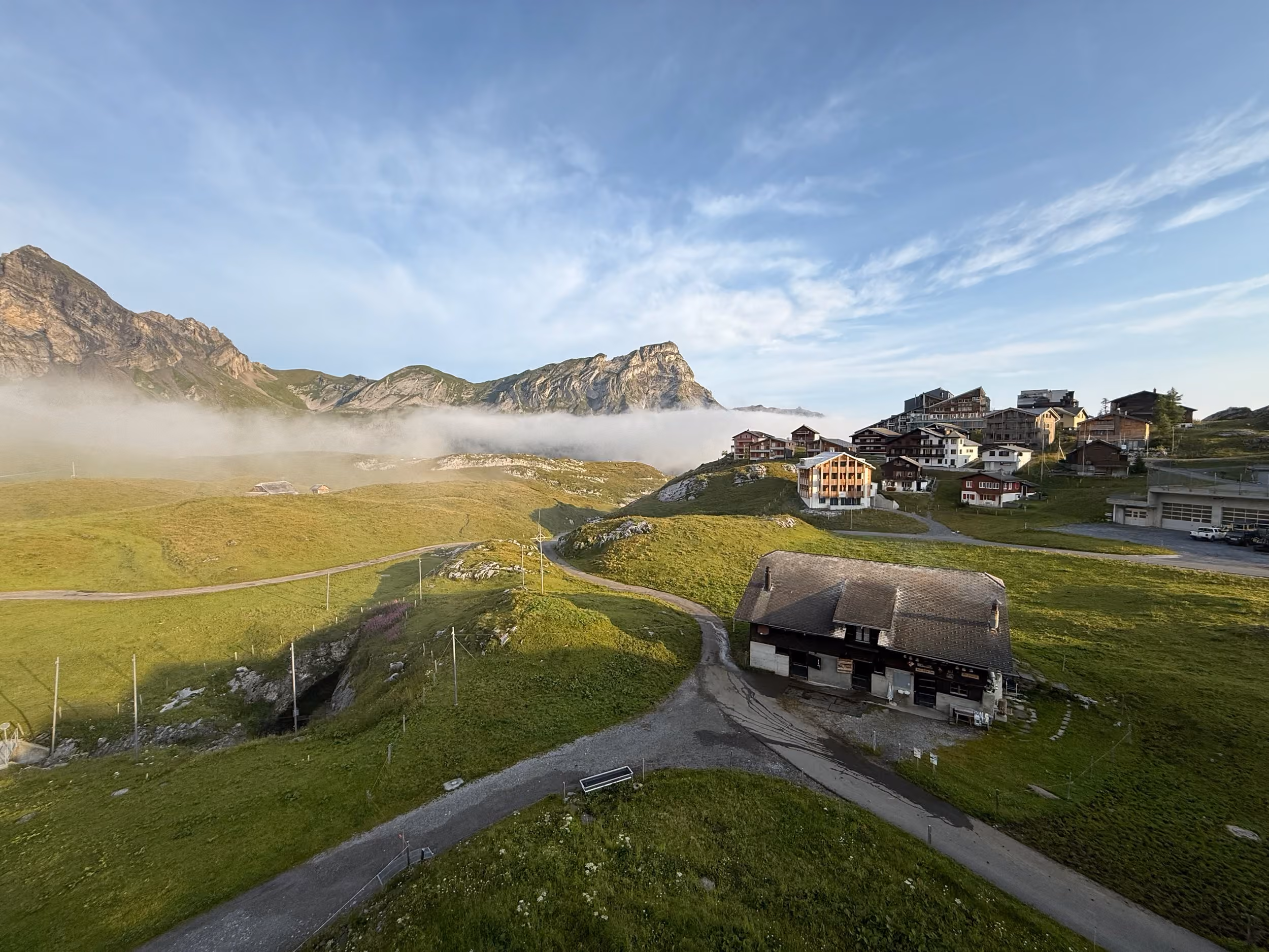 Blick von der Wohnung auf das Frutt-Dorf und die Berge mit Morgennebel