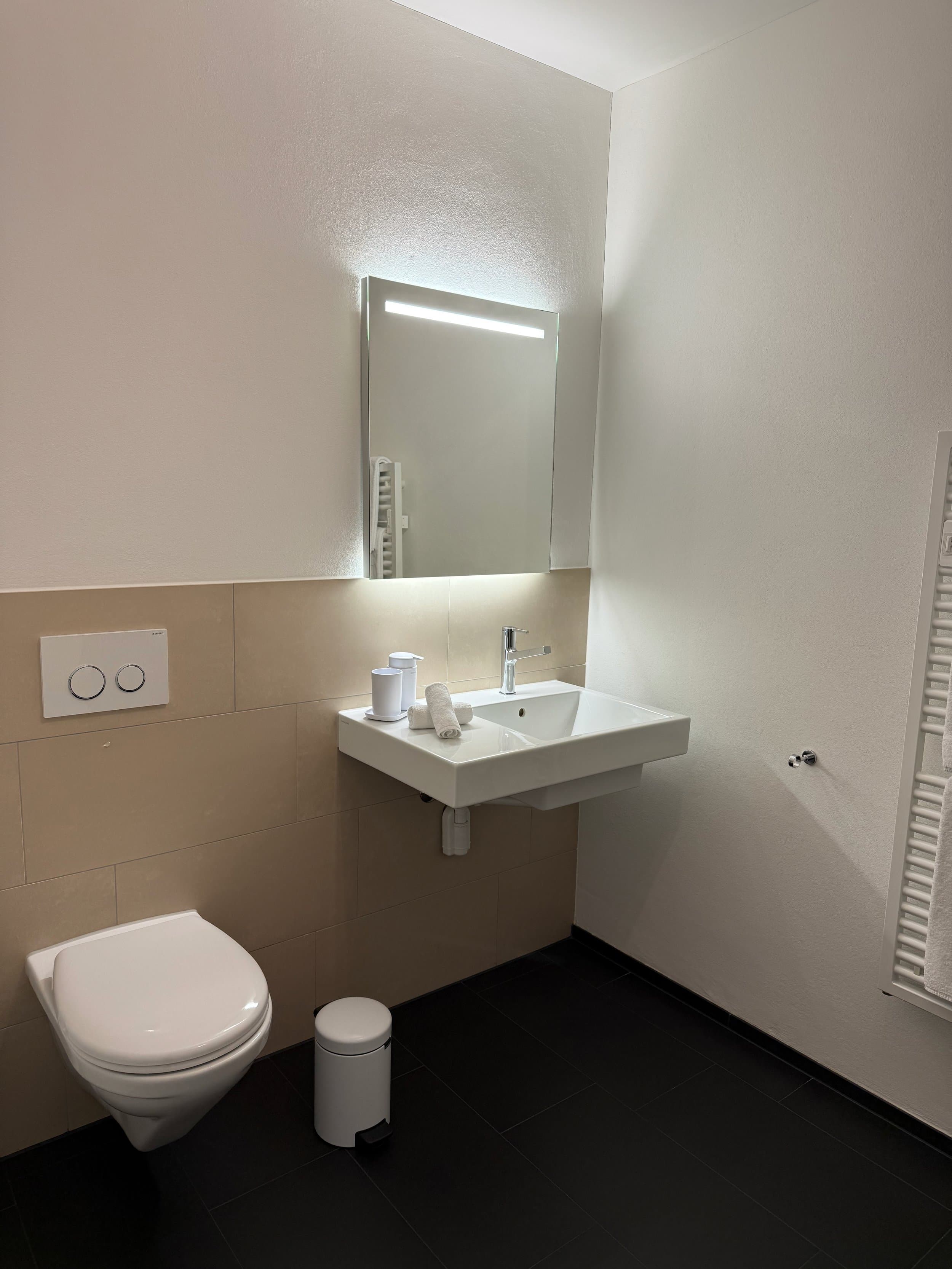 Bad mit Lavabo, Spiegel, WC und Handtuchheizung