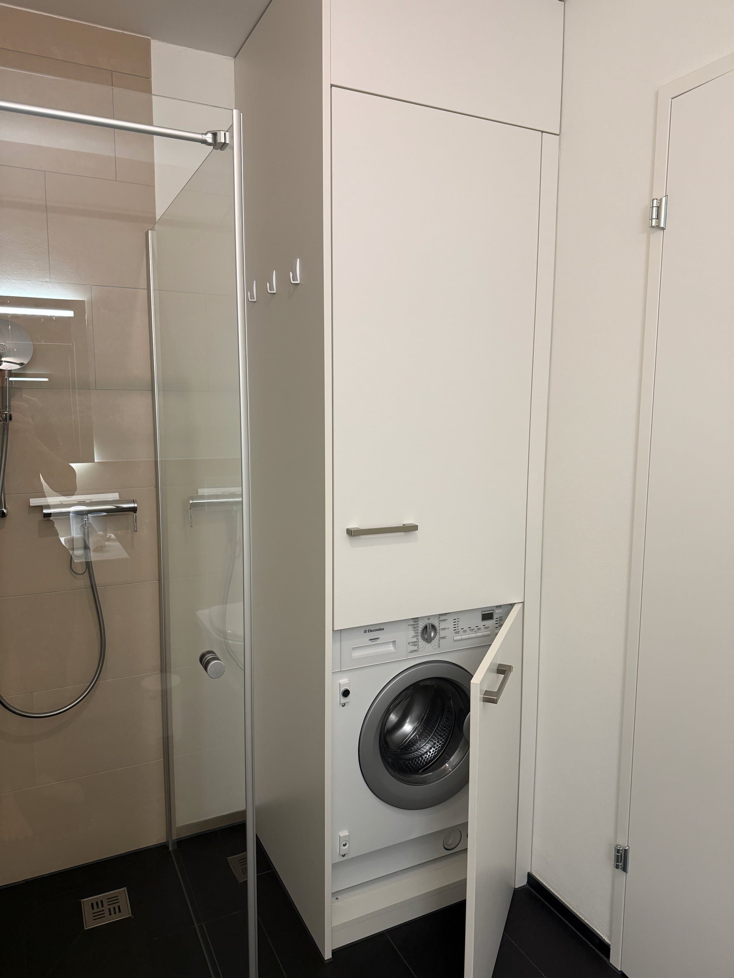 Dusche und Waschturm im Bad