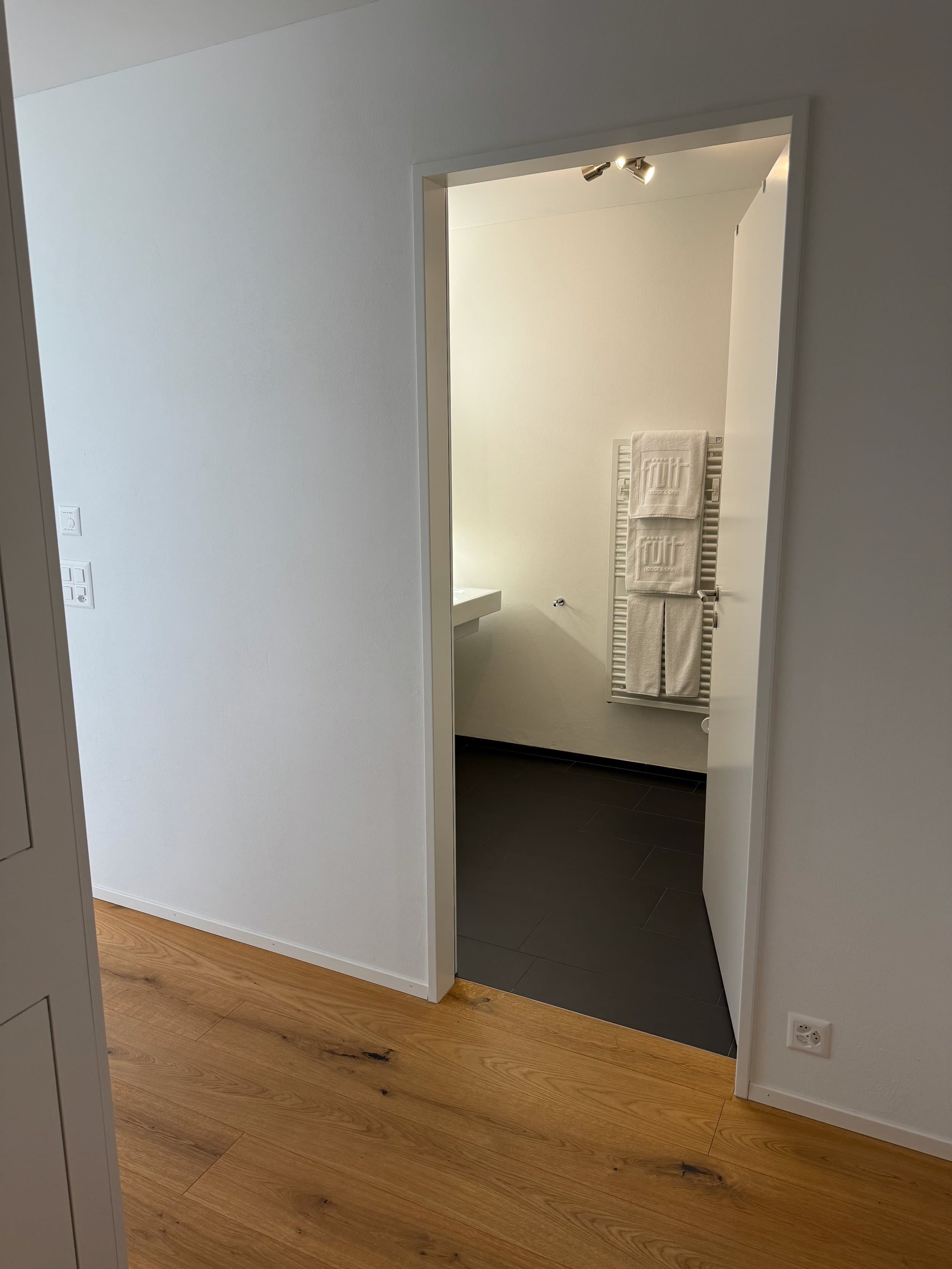 Eingangsbereich mit Blick zur offenen Badezimmertür