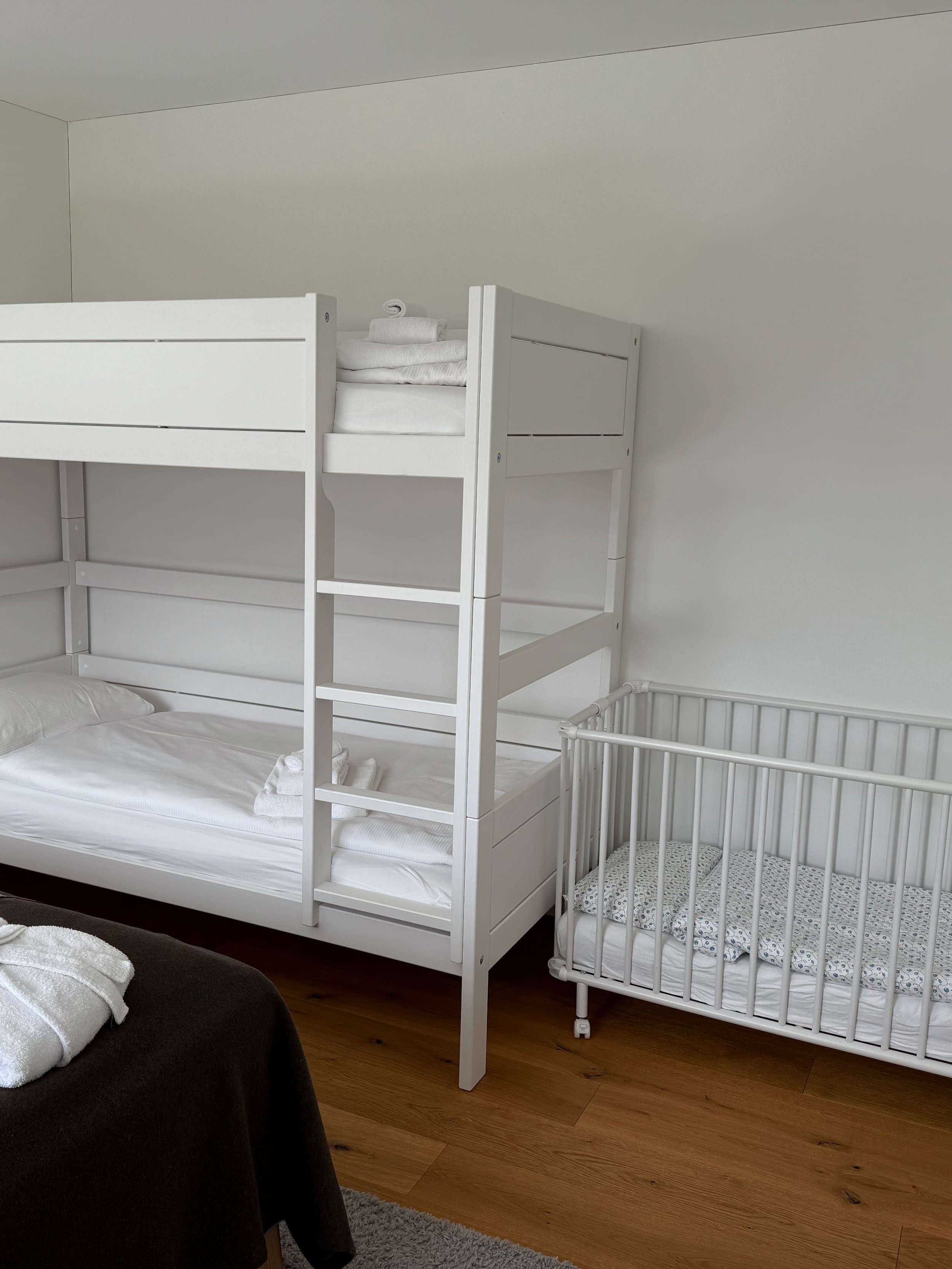 Hochbett und Kinderbett im zweiten Schlafbereich