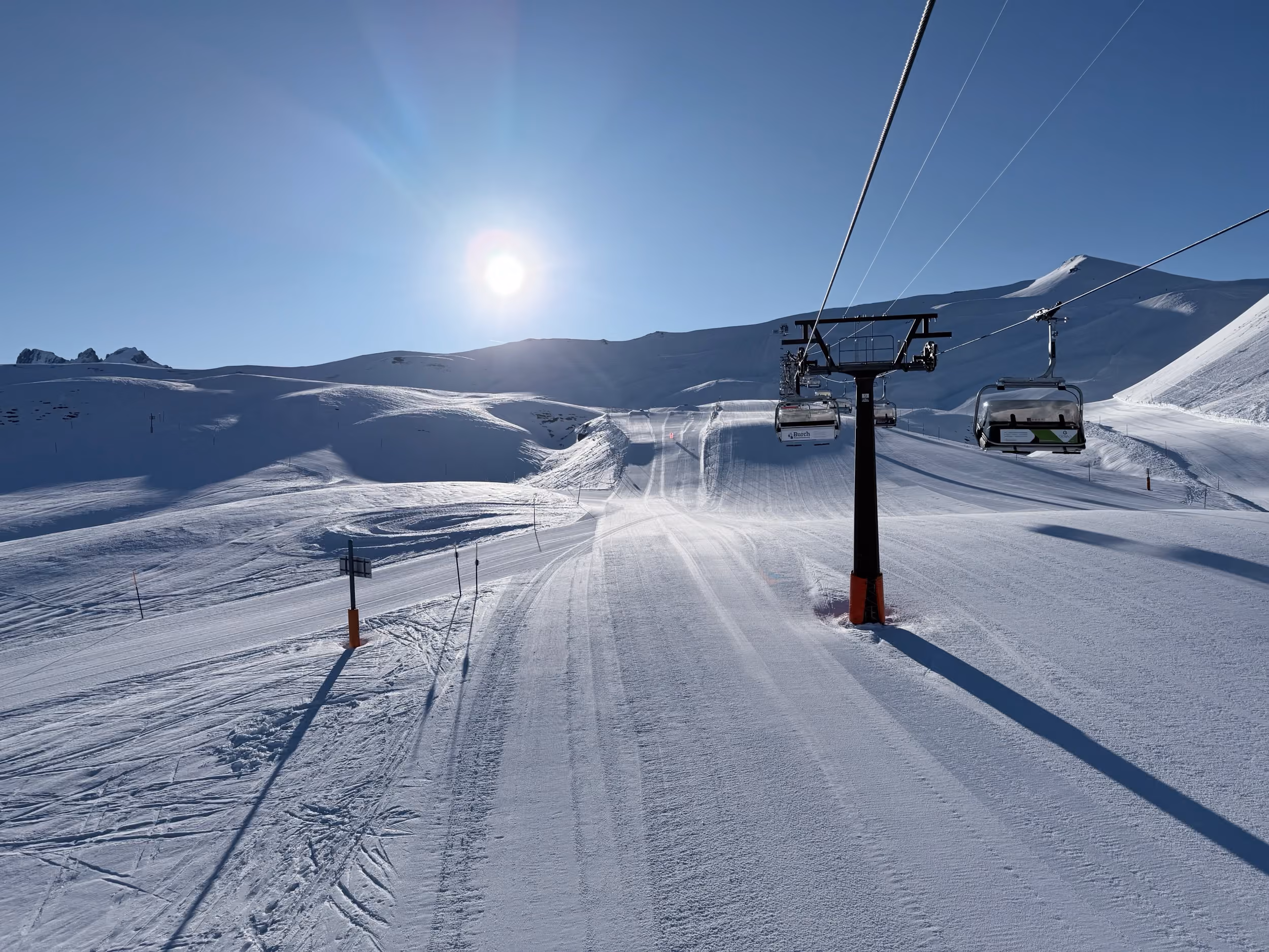 Frisch präparierte Piste unter dem Sessellift Erzegg
