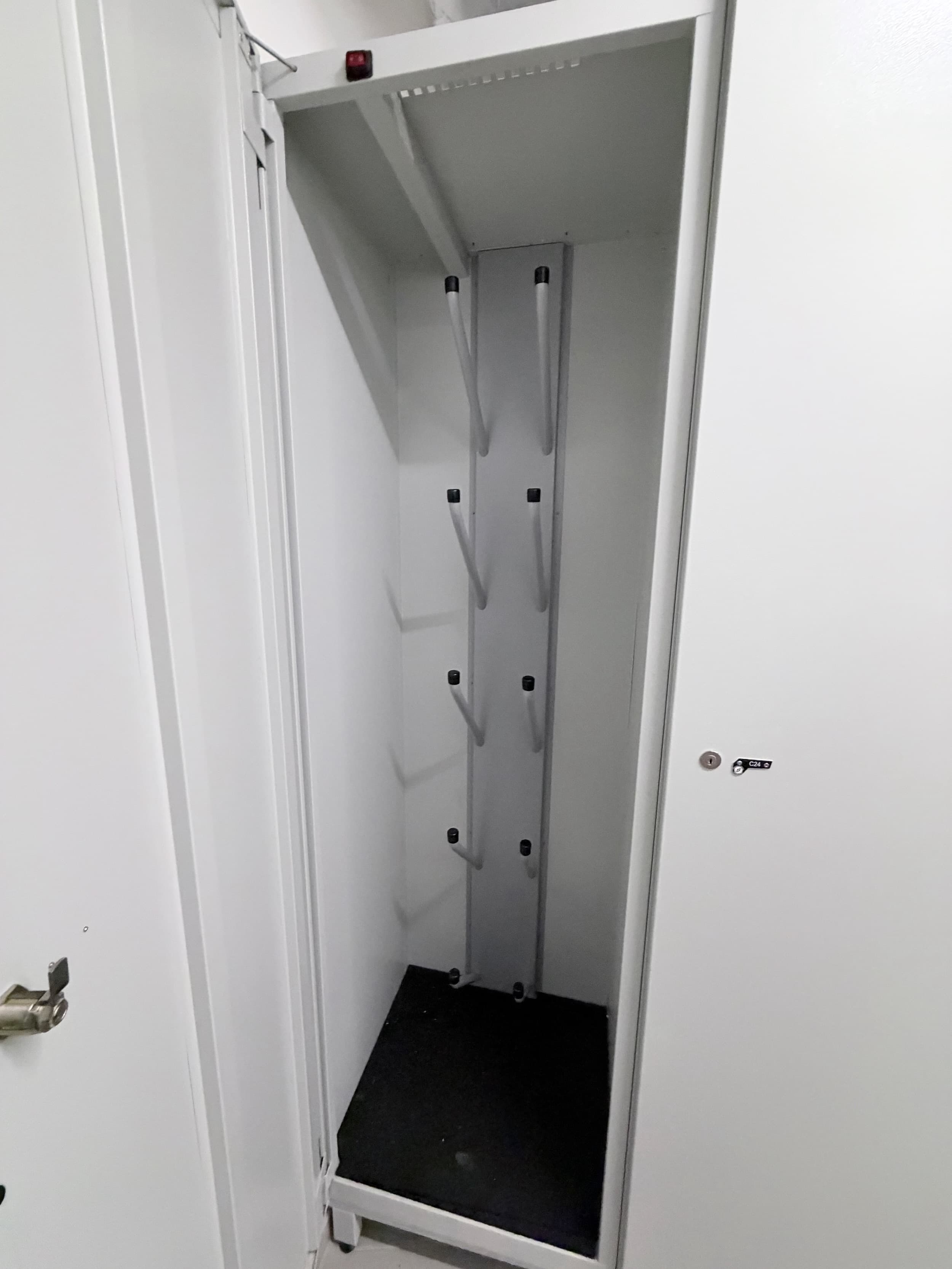Geöffneter beheizter Schrank mit Haltern für Skischuhe