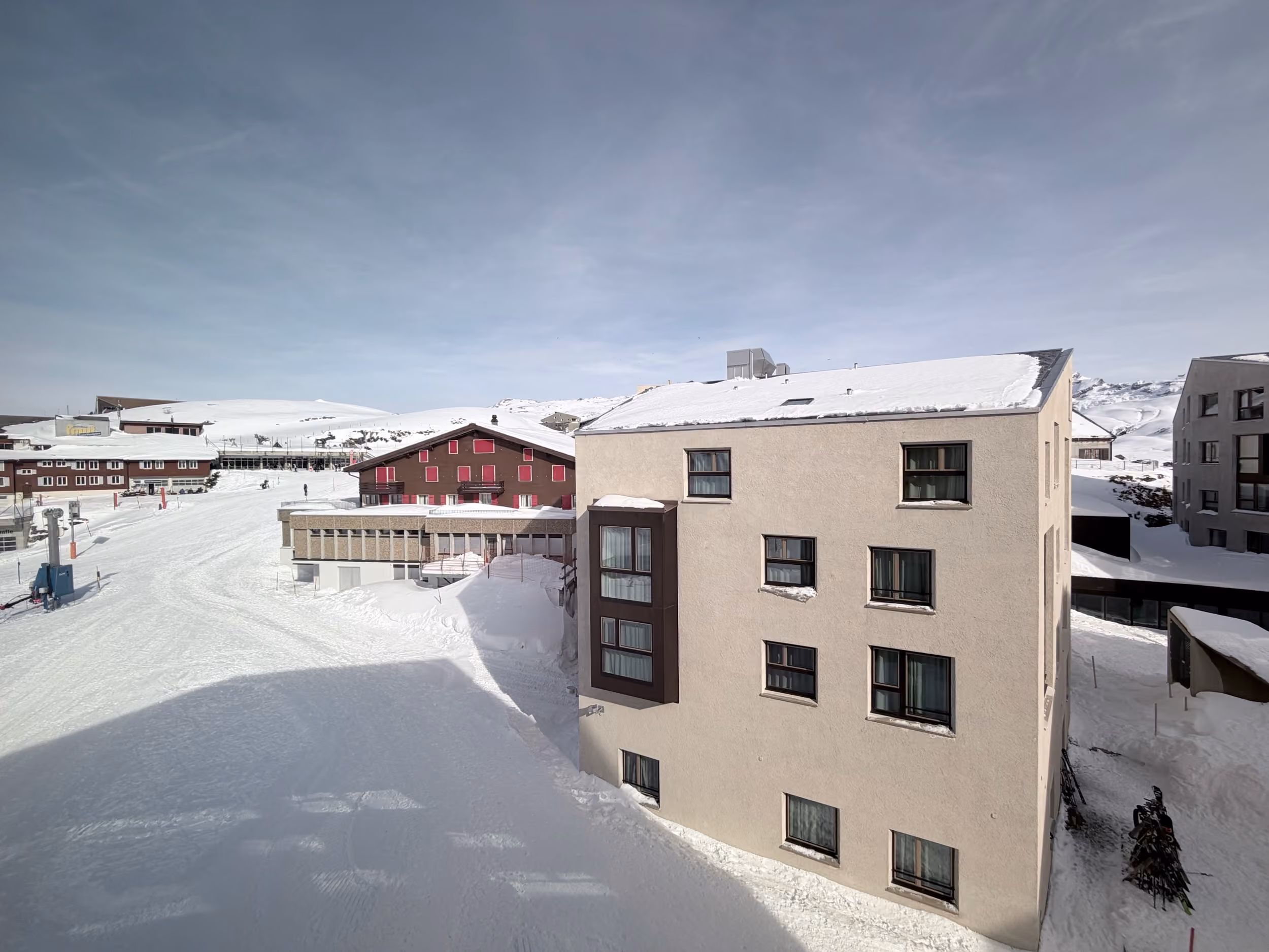 Die Familien Lago Lodge im Schnee, daneben das Frutt-Dorf