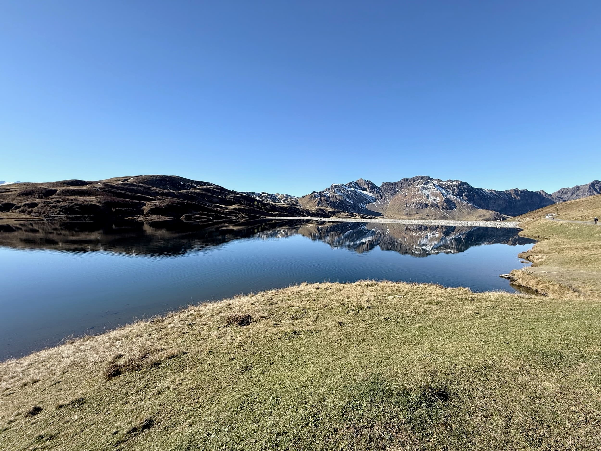 Rundweg am Tannensee, die Berge spiegeln sich im Wasser