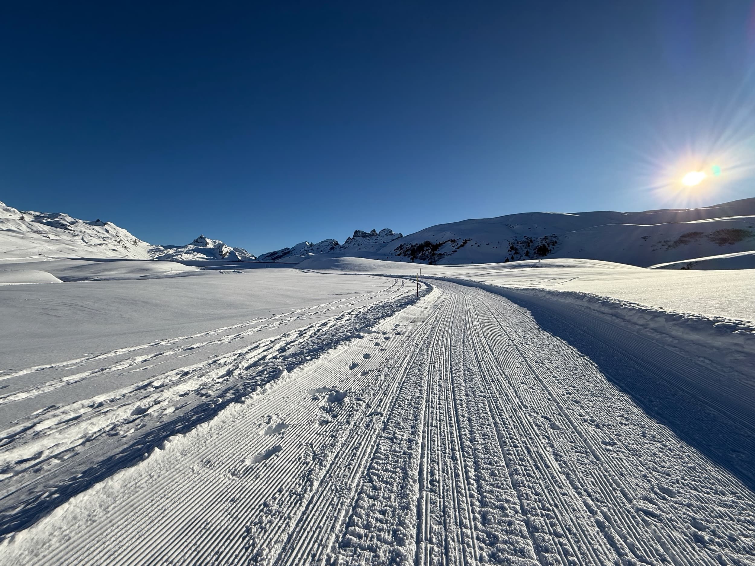 Präparierter Winterwanderweg Richtung Tannensee in der Abendsonne